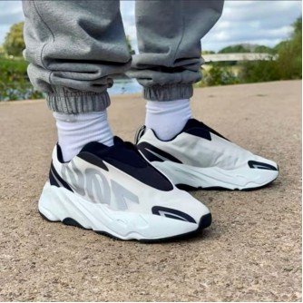 Yeezy Boost 700 MNVN Lacelessc ‘Analoh’